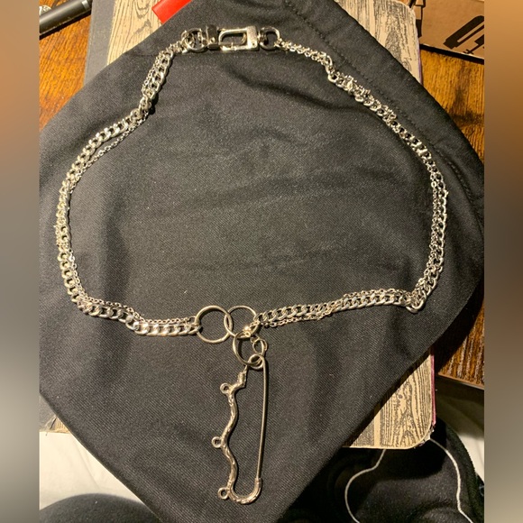 Silver brass knuckle-design safety pin necklace - Picture 5 of 7